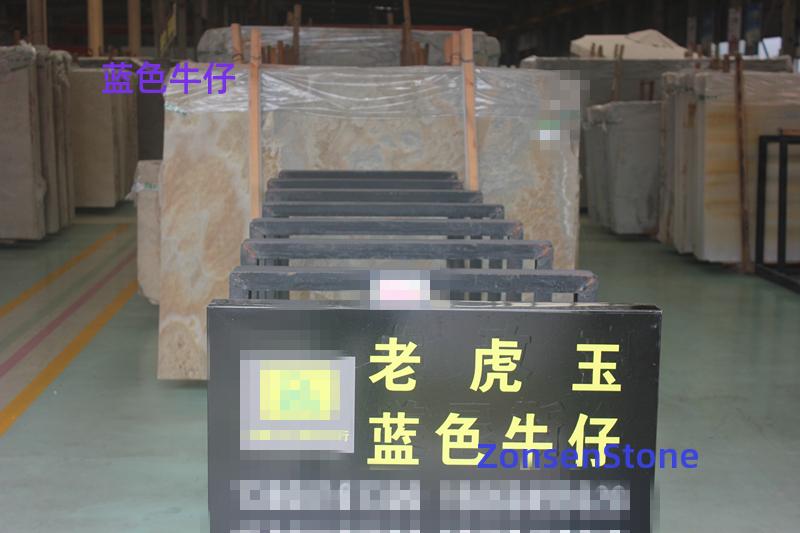 蓝色牛仔